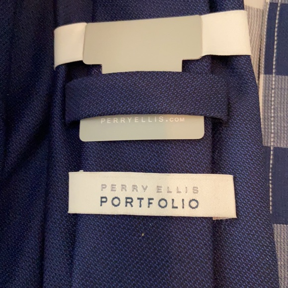 Tommy Hilfiger Shirt & Perry Ellis & Bergamo Ties - Picture 8 of 10